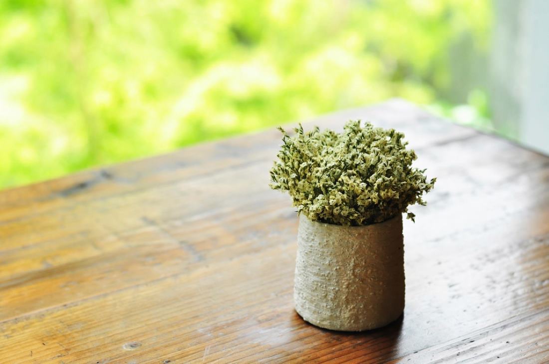 Getrocknete Blumen in einer hellen Vase