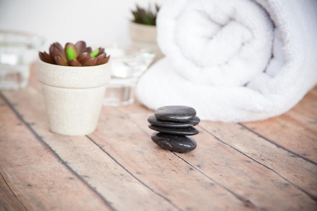 Gerolltes Handtuch und Massagesteine
